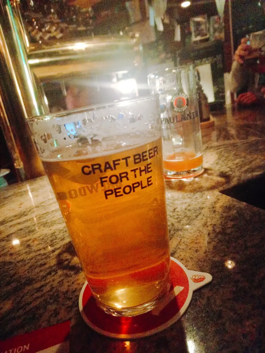 Une bière artisanale sur le comptoir