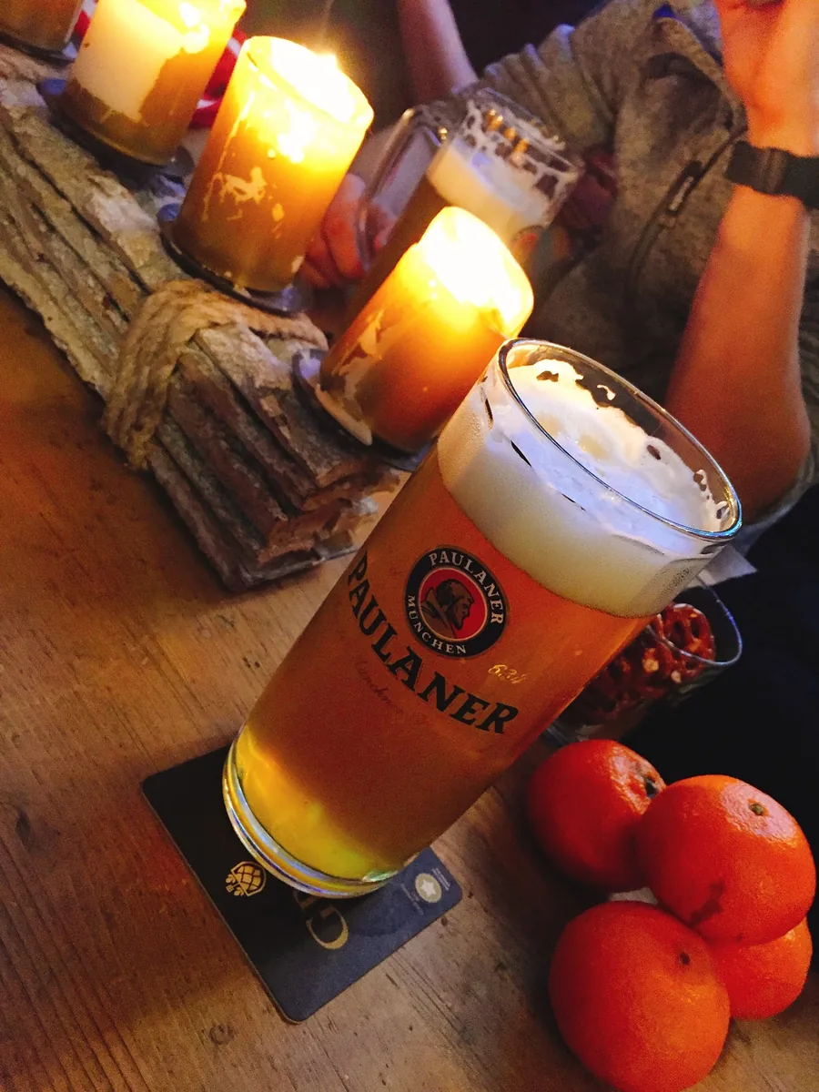 Une Paulaner à la lueur des bougies