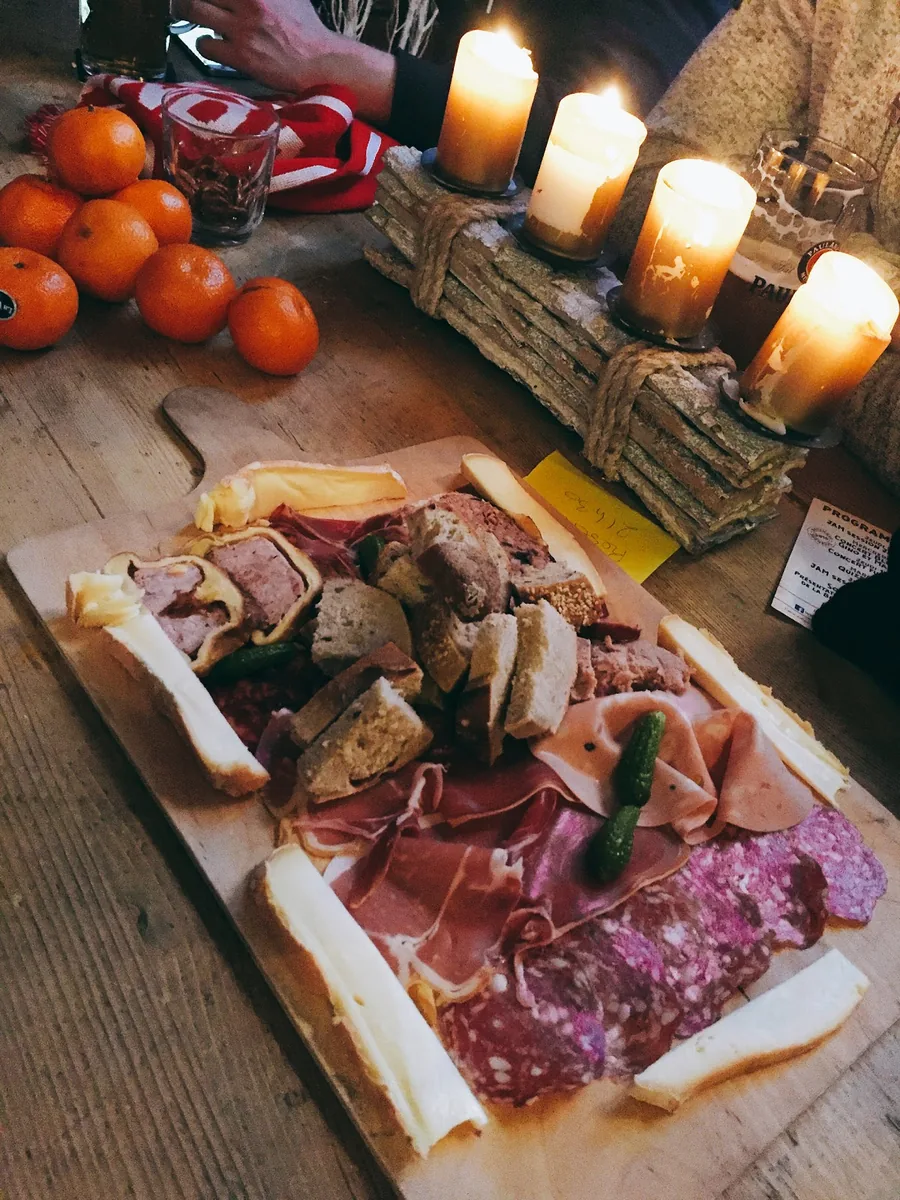 Une planche de charcuterie et de fromage