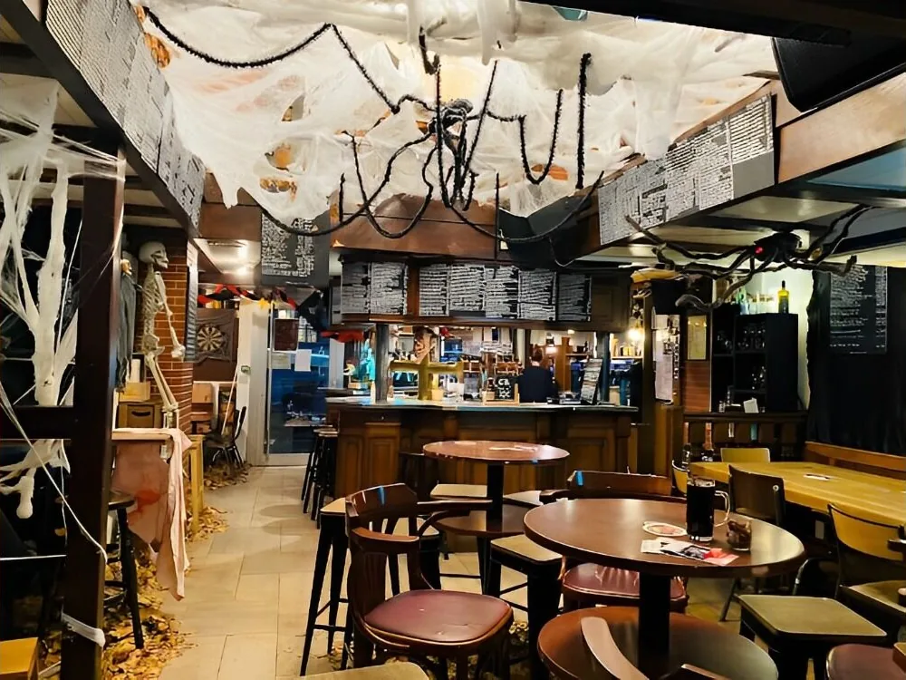 La salle décorée pour Halloween