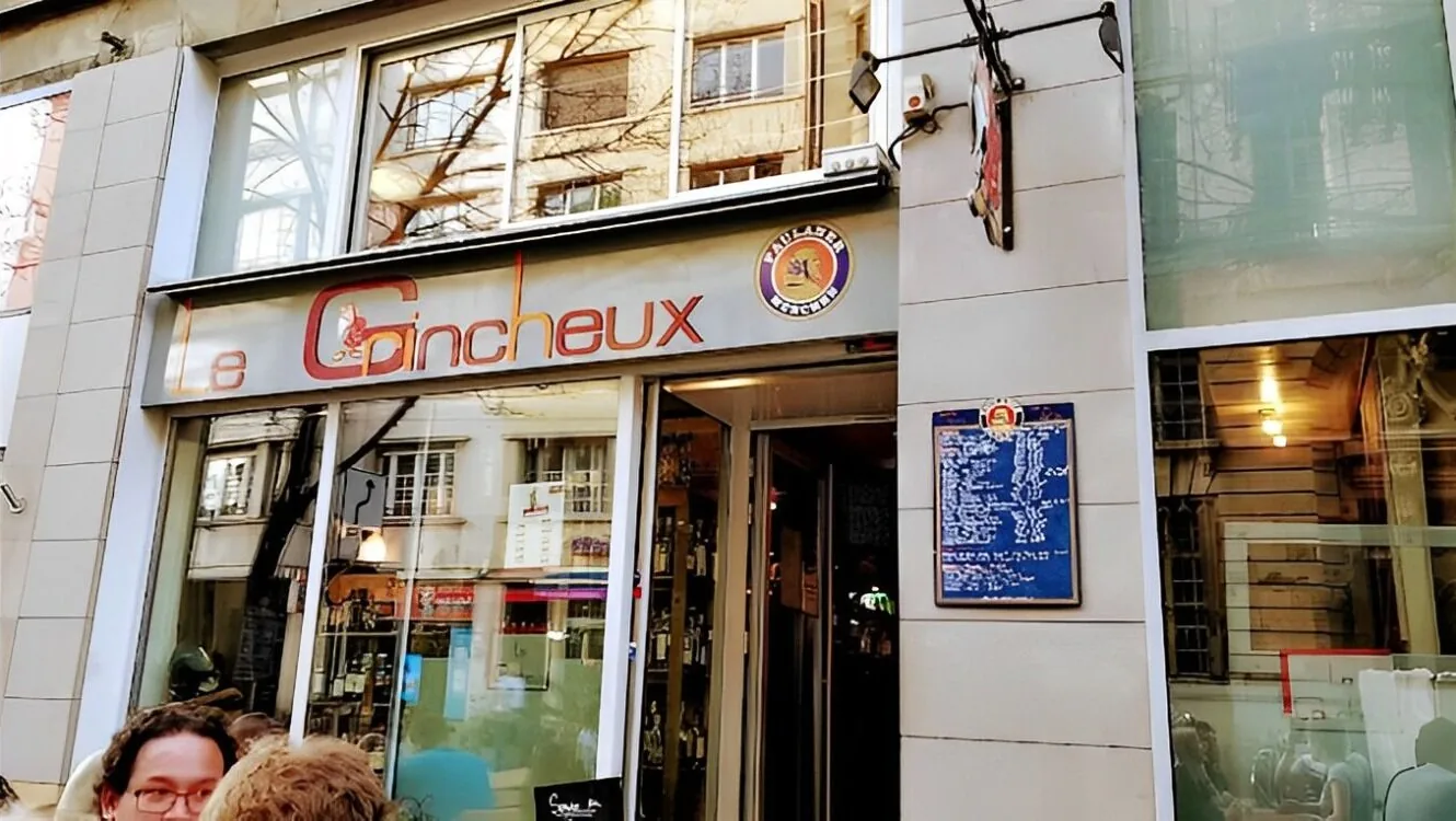 La façade du Grincheux, enseigne rouge et vitrine sur la rue du Vieux-Marché-aux-Vins