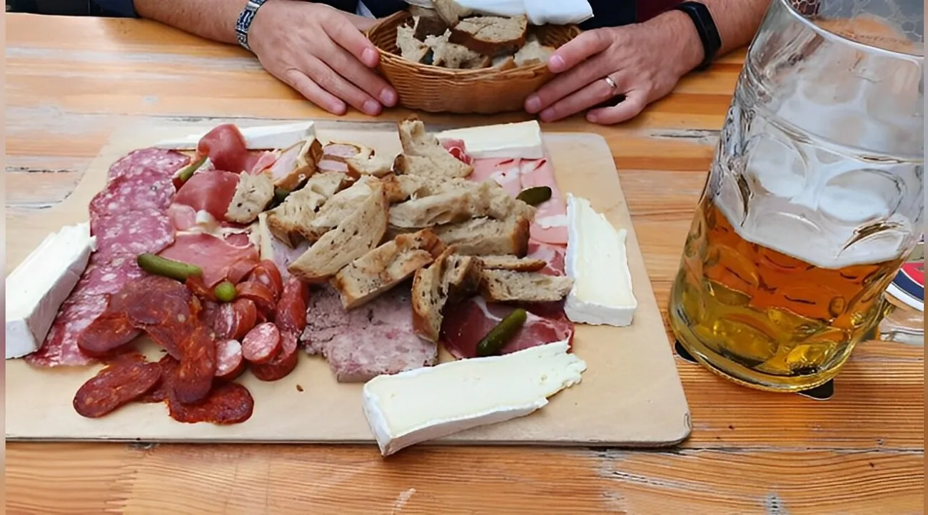 Planche de charcuterie et de fromage sur une table du Grincheux