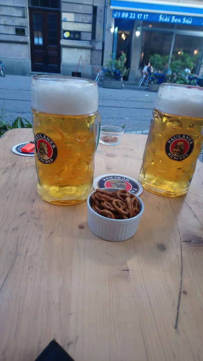 Deux chopes de Paulaner en terrasse