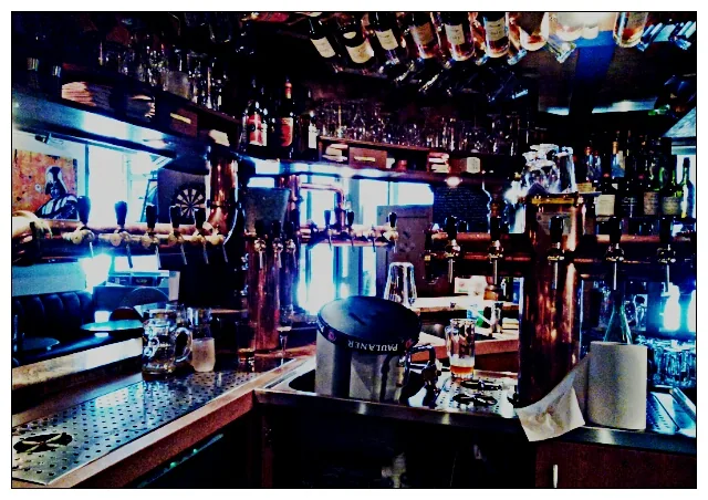 Les tireuses à bière derrière le comptoir